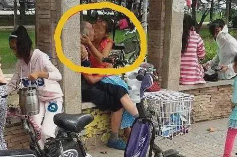 大妈公园接吻视频,大妈公园接吻视频引发网友热议