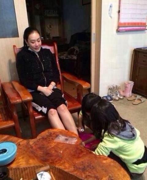 给妈妈洗脚视频